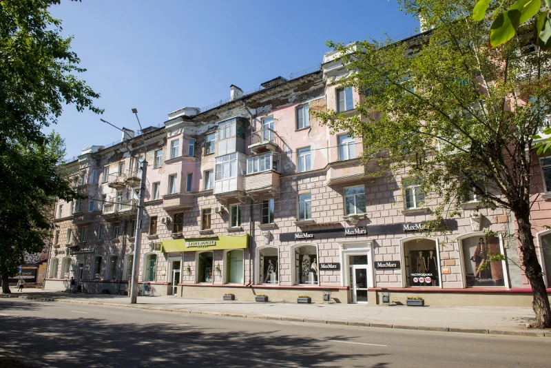 Барнаульцы жалуются на осыпающийся «памятник архитектурного наследия» на проспекте Ленина. Фото