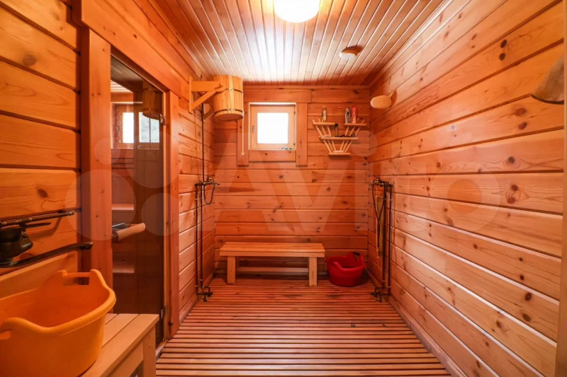 Гигантский коттедж с отдельной комнатой для беговой дорожки продают на Алтае за 120 млн рублей