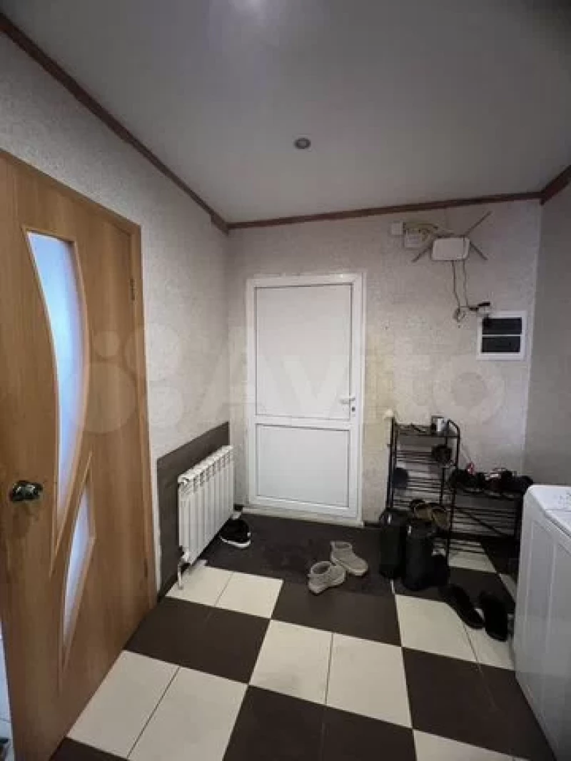 Разноцветный коттедж с «правильным» участком продают в Барнауле за 12,9 млн рублей