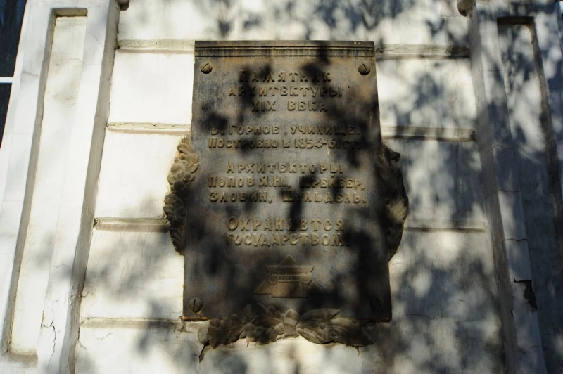 Здание Горного училища в Барнауле продолжает разваливаться — фоторепортаж