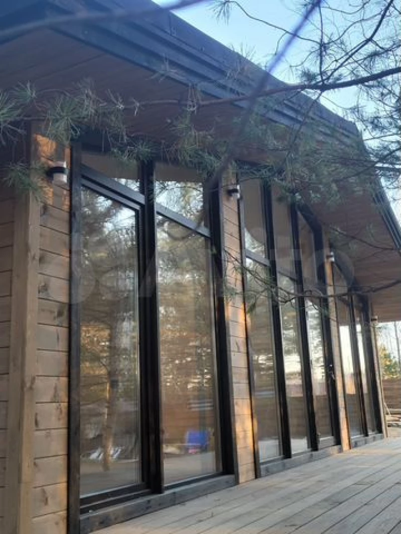 Домик с панорамными окнами и баней посреди сибирских сосен продают в Барнауле за 6,5 млн рублей