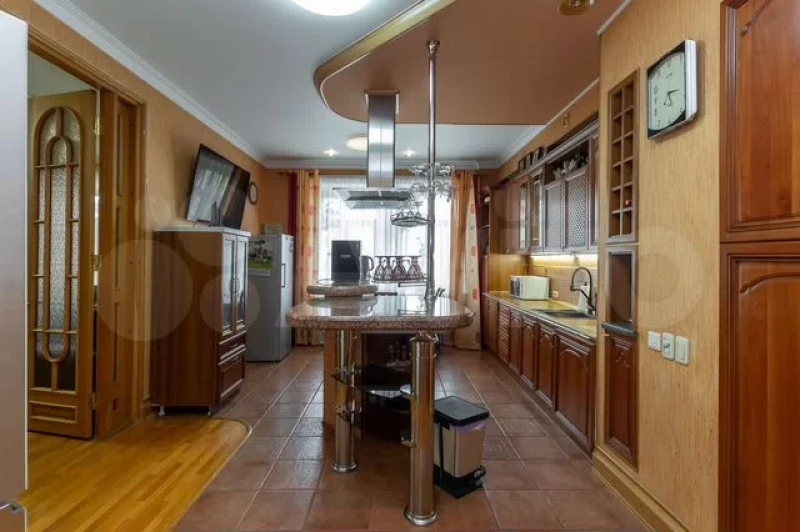 Купеческую четырешку с изумрудной ванной продают в Барнауле за 25 млн рублей