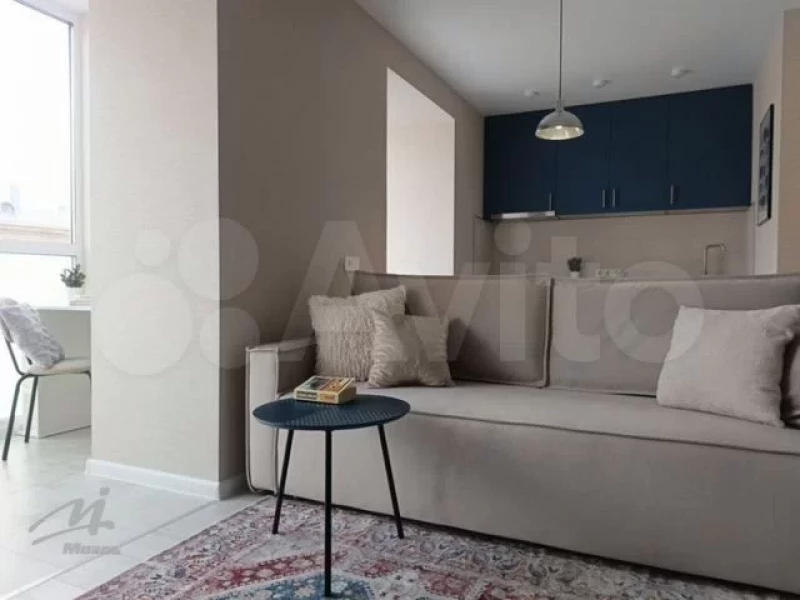 Белоснежную двушку с элементами королевского синего продают в Барнауле за 7 млн рублей