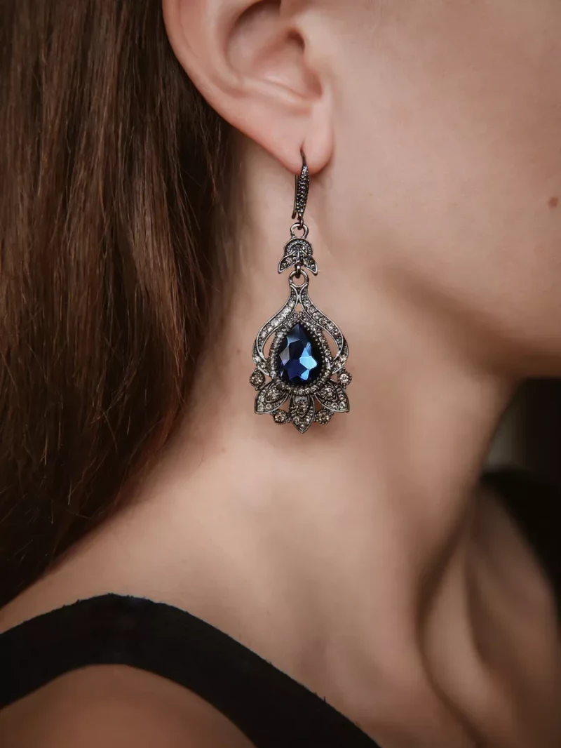 Серьги винтажные с камнем, 740 рублей.  Wildberries 