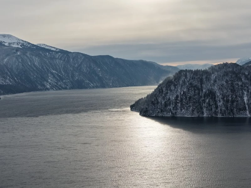 Телецкое озеро в клубах пара.   Светлана Кульбацкая, Роман и Татьяна Воробьевы