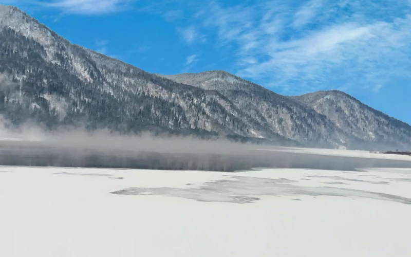 Телецкое озеро в клубах пара.   Светлана Кульбацкая, Роман и Татьяна Воробьевы