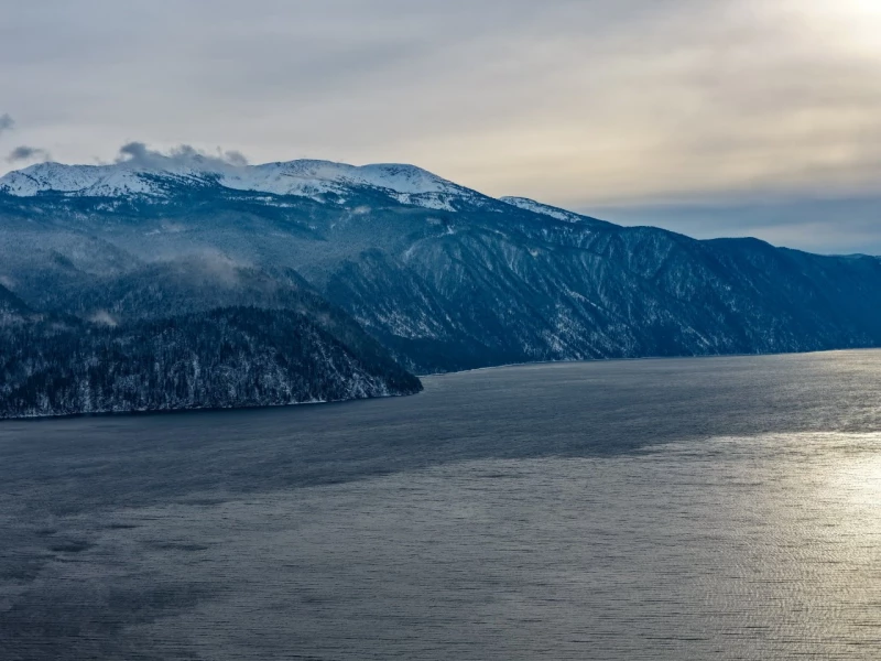 Телецкое озеро в клубах пара.   Светлана Кульбацкая, Роман и Татьяна Воробьевы