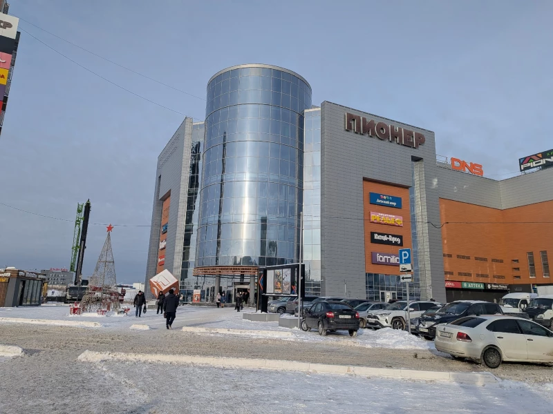 С фасада ТРЦ «Пионер» в Барнауле сняли вывеску. Михаил Хозяйкин