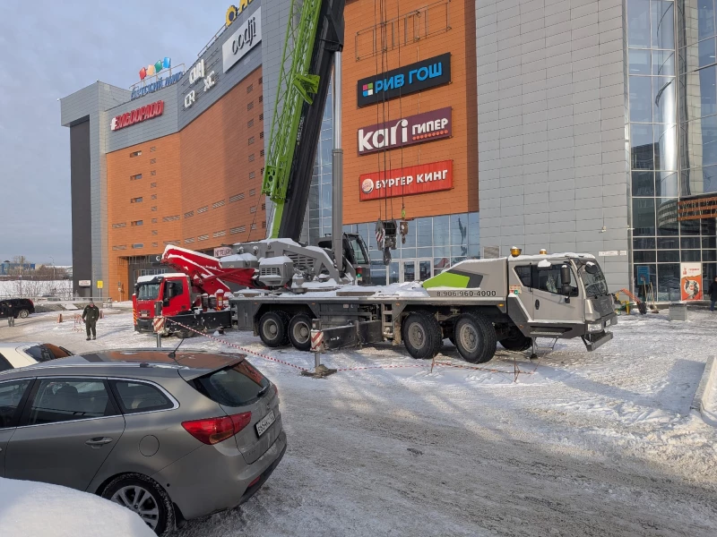 С фасада ТРЦ «Пионер» в Барнауле сняли вывеску. Михаил Хозяйкин