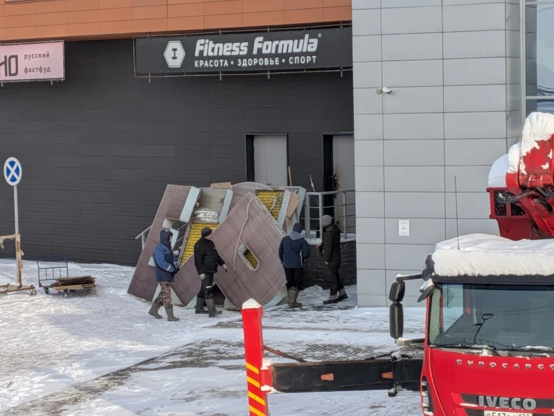 С фасада ТРЦ «Пионер» в Барнауле сняли вывеску. Михаил Хозяйкин