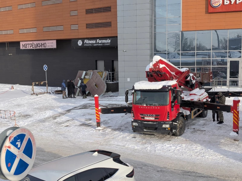С фасада ТРЦ «Пионер» в Барнауле сняли вывеску. Михаил Хозяйкин