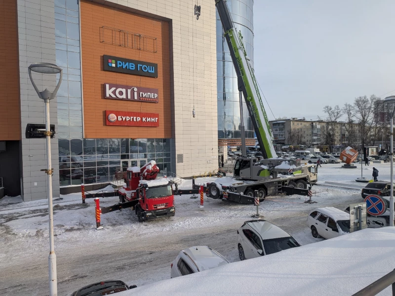 С фасада ТРЦ «Пионер» в Барнауле сняли вывеску. Михаил Хозяйкин
