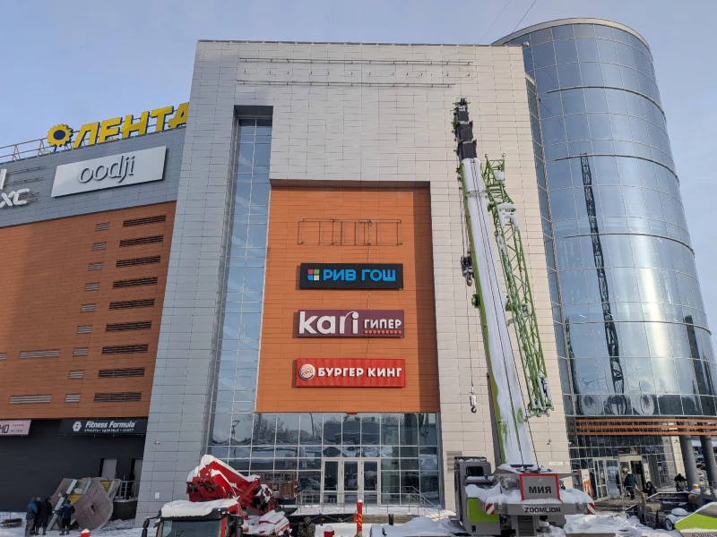 С фасада ТРЦ «Пионер» в Барнауле сняли вывеску. Михаил Хозяйкин