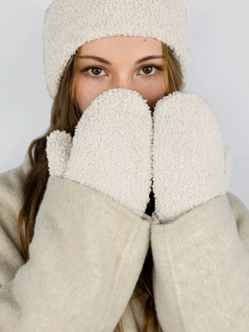 Варежки «как шерсть барашка», 1960 рублей.  Wildberries 