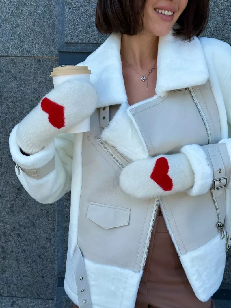 Варежки с принтом сердечек, 453 рубля.  Wildberries 