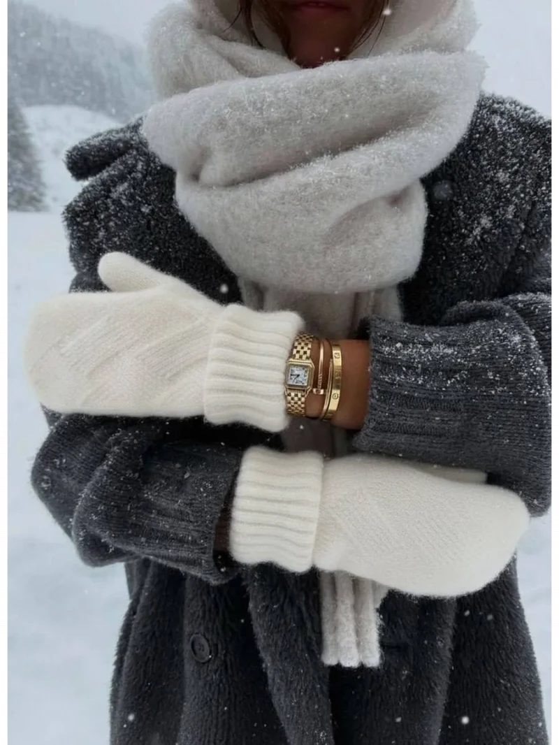 Варежки из ангарки, 762 рубля.  Wildberries 