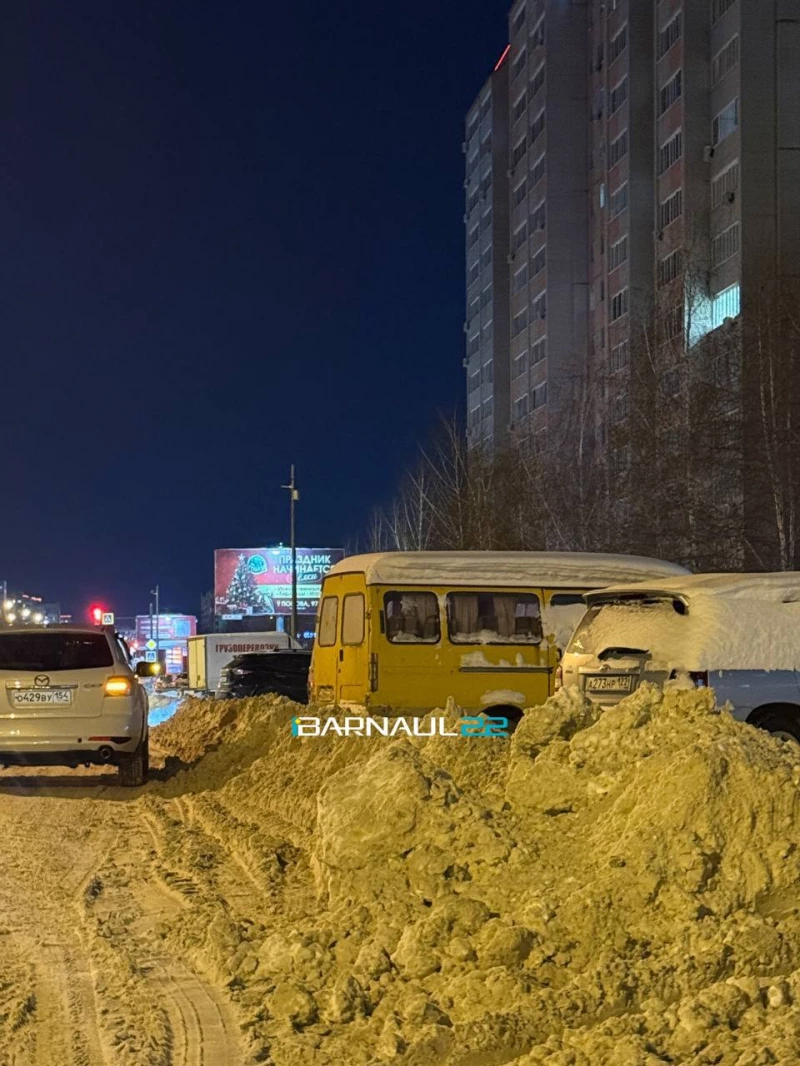 Заблокированные снегом парковки в Барнауле. Телеграм-канал «Барнаул 22»