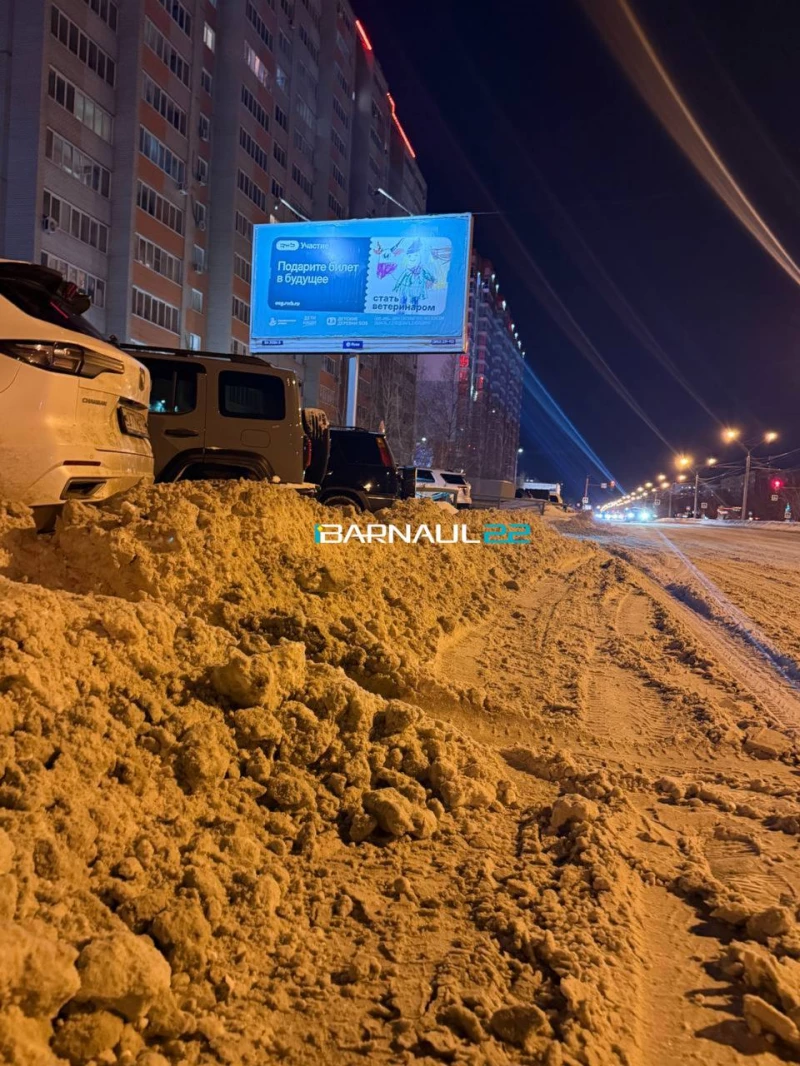 Заблокированные снегом парковки в Барнауле. Телеграм-канал «Барнаул 22»