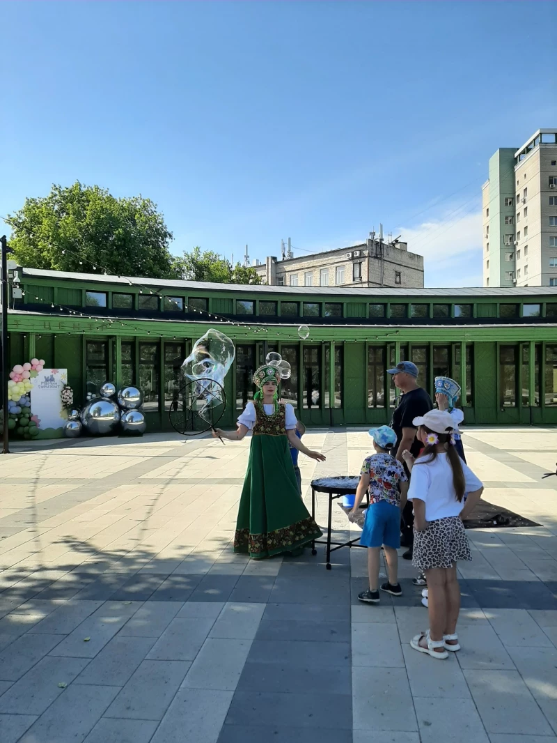 Шоу мыльных пузырей в парке «Изумрудный». Лариса Васильева
