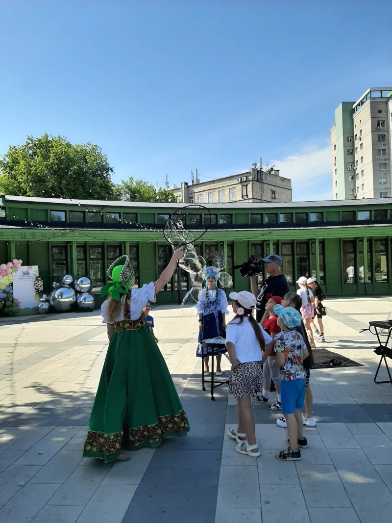Шоу мыльных пузырей в парке «Изумрудный». Лариса Васильева