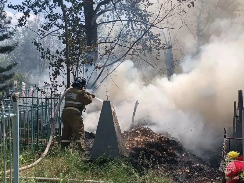 В Михайловском районе загорелось кладбище. ГУ МЧС по краю.